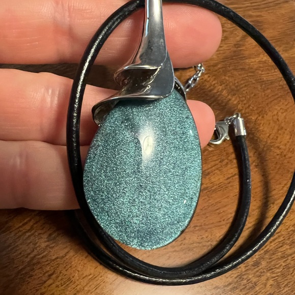 EUC sparkling blue pendant with matching earrings - Picture 7 of 7